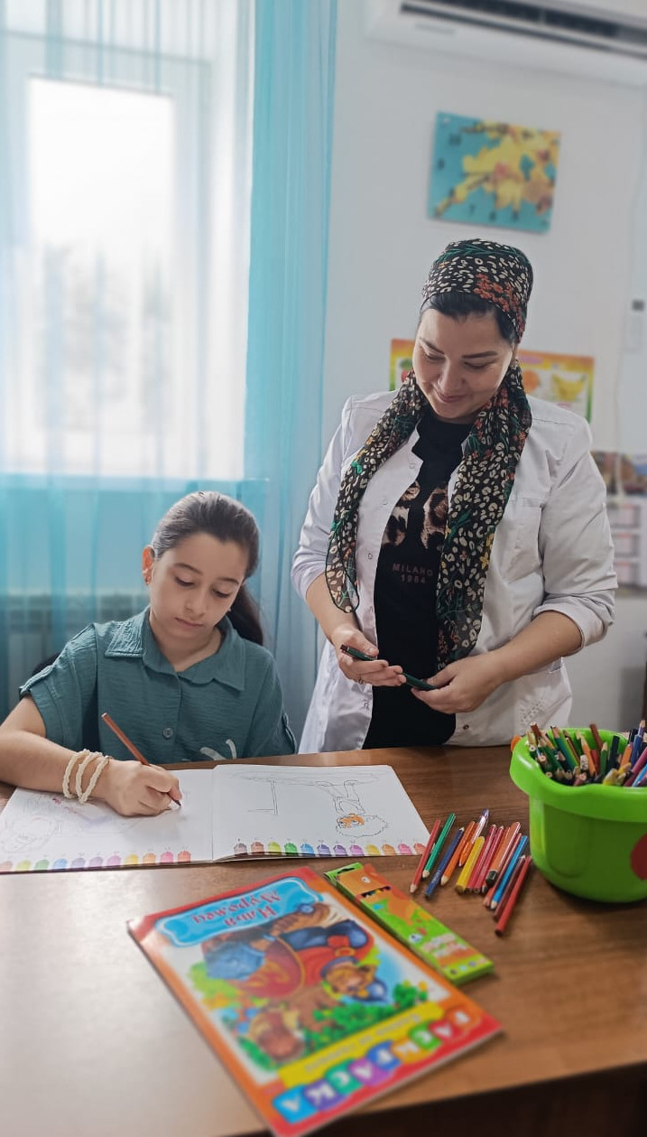 ?Воспитатель Султанова Гульнара проводит занятие на тему: «Рисование».?